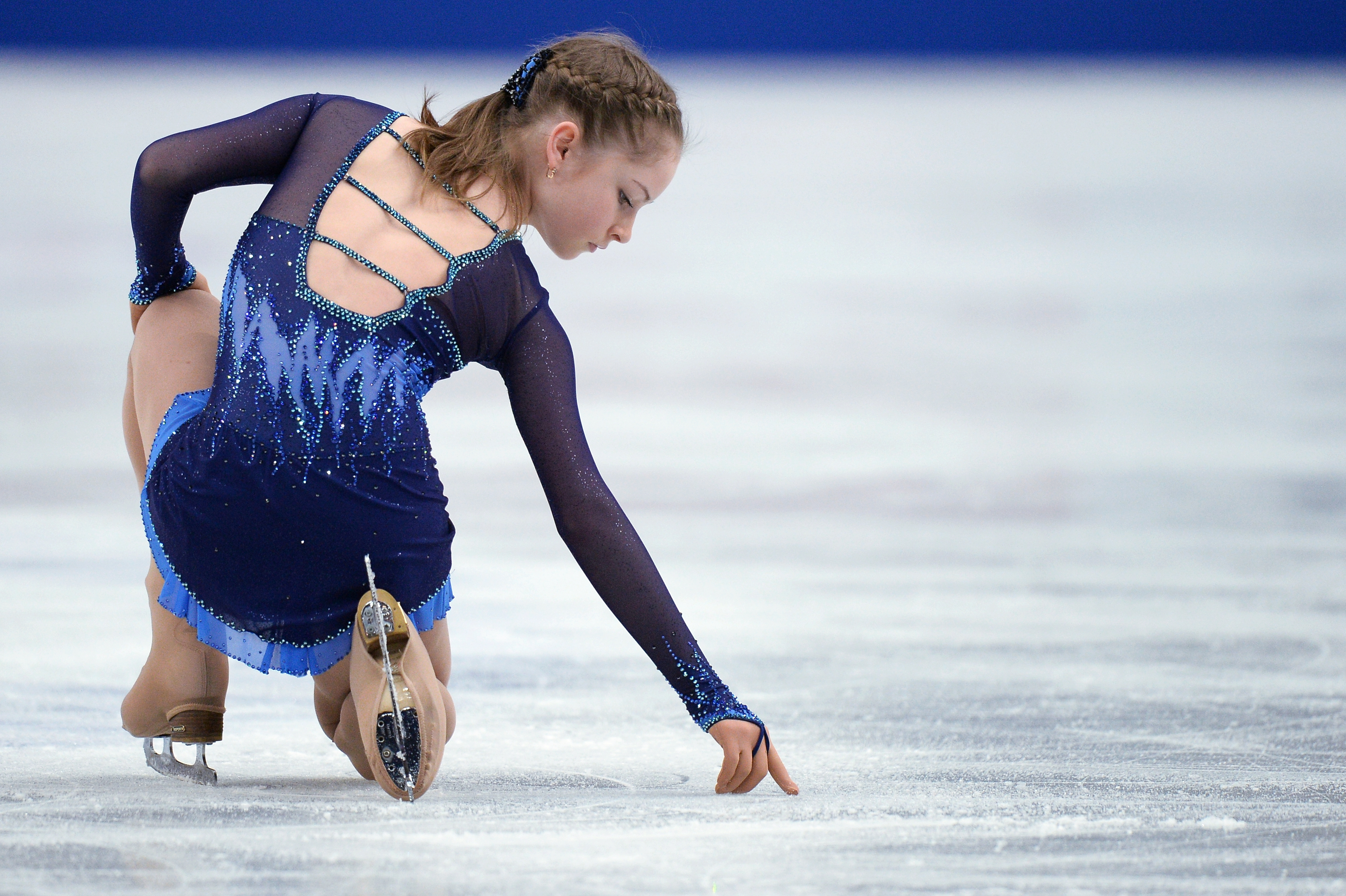 Julia Lipnitskaya Figure Skater Skating Ice Wallpaper