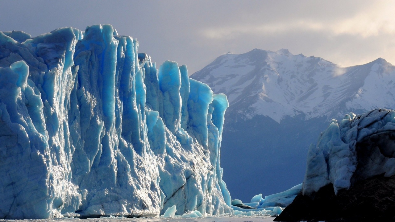 Natural Iceberg Wallpaper