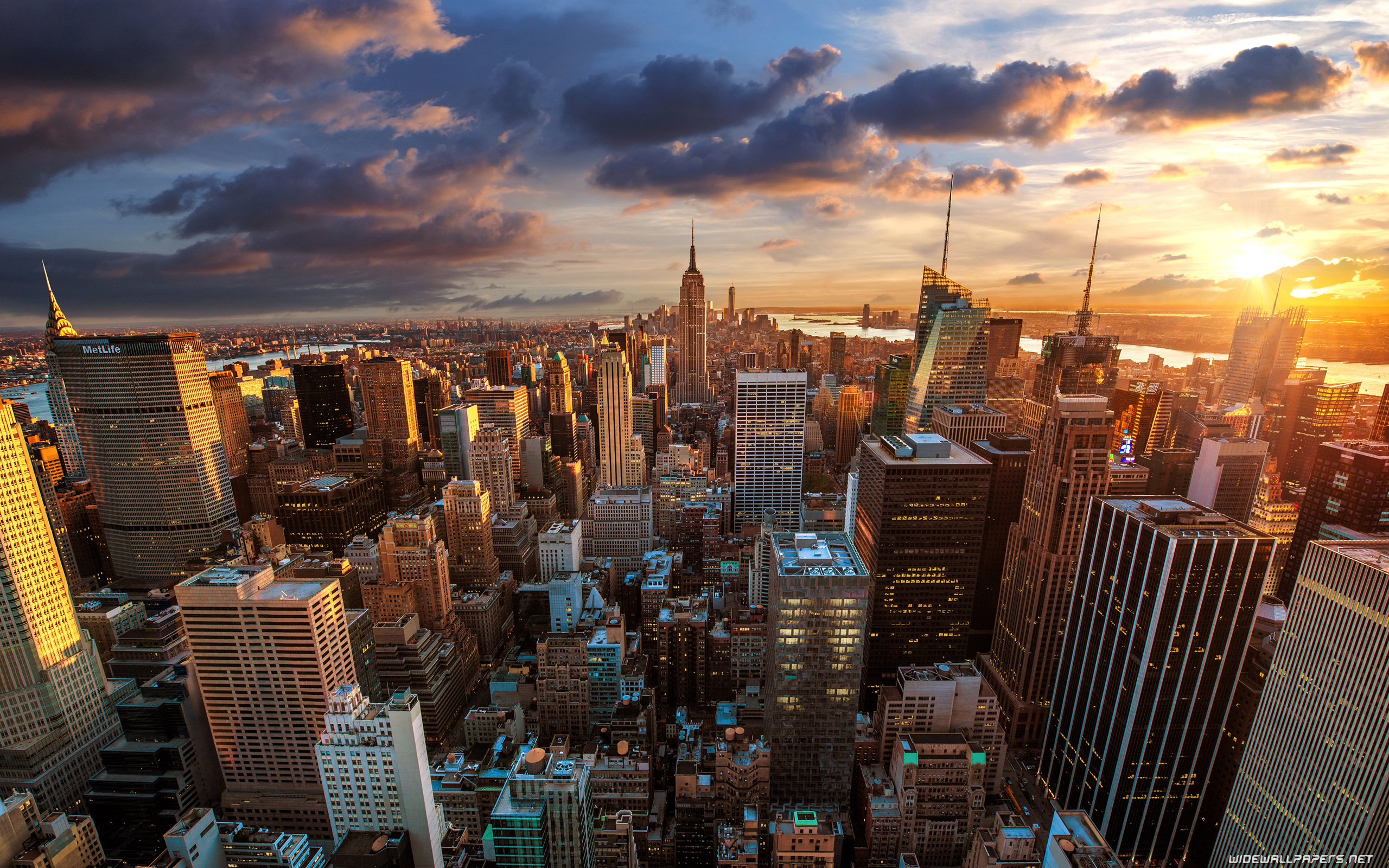 New York có thể được coi là thành phố tuyệt vời nhất thế giới, và hình ảnh đô thị 4K Ultra HD này sẽ giúp bạn cảm nhận được những gì này. Từ những tòa nhà chọc trời đến những con phố đông đúc, bạn sẽ có cảm giác như đang thực sự ở New York và tham gia vào cuộc sống vui nhộn của thành phố này.