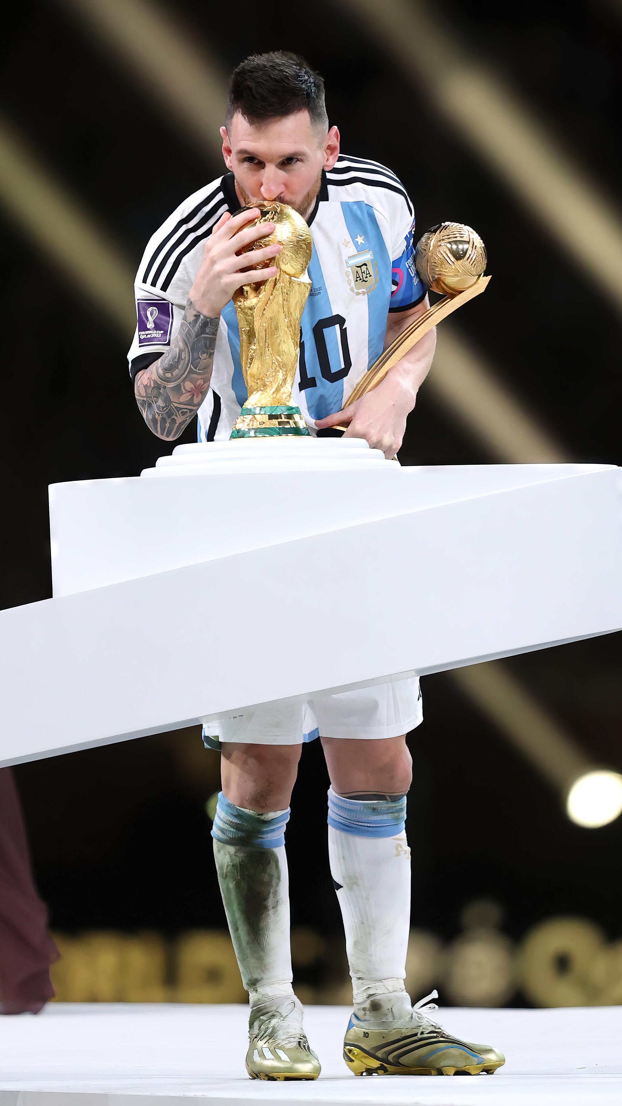 Lionel Messi Trophy Kiss Fifa World Cup 4k Wallpaper iPhone
