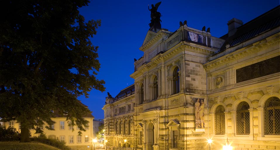 Das Albertinum In Dresden Strahlt Im N Chtlichen Scheinwerferlicht