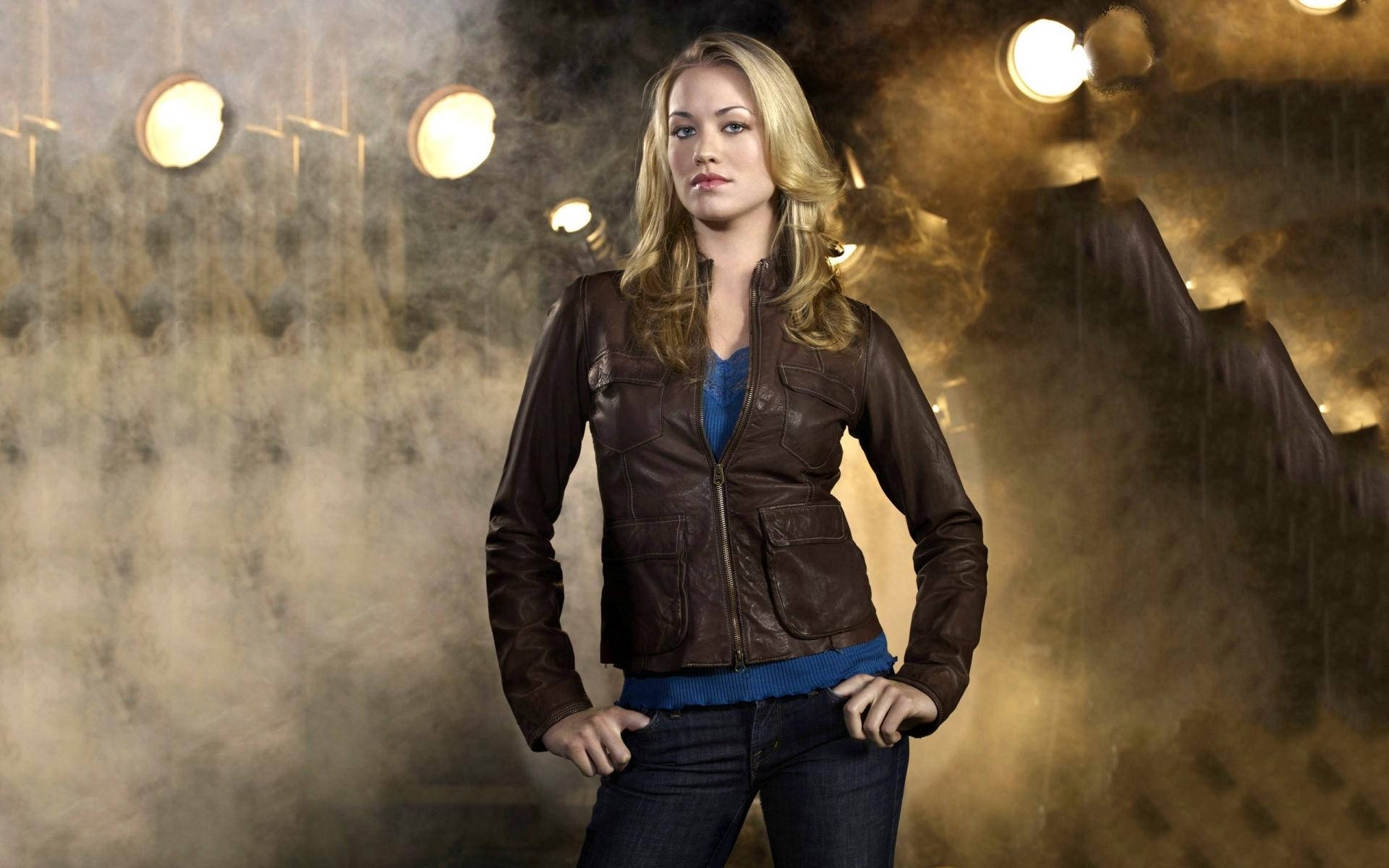 Yvonne Strahovski In Room With Smoke Wallpaper