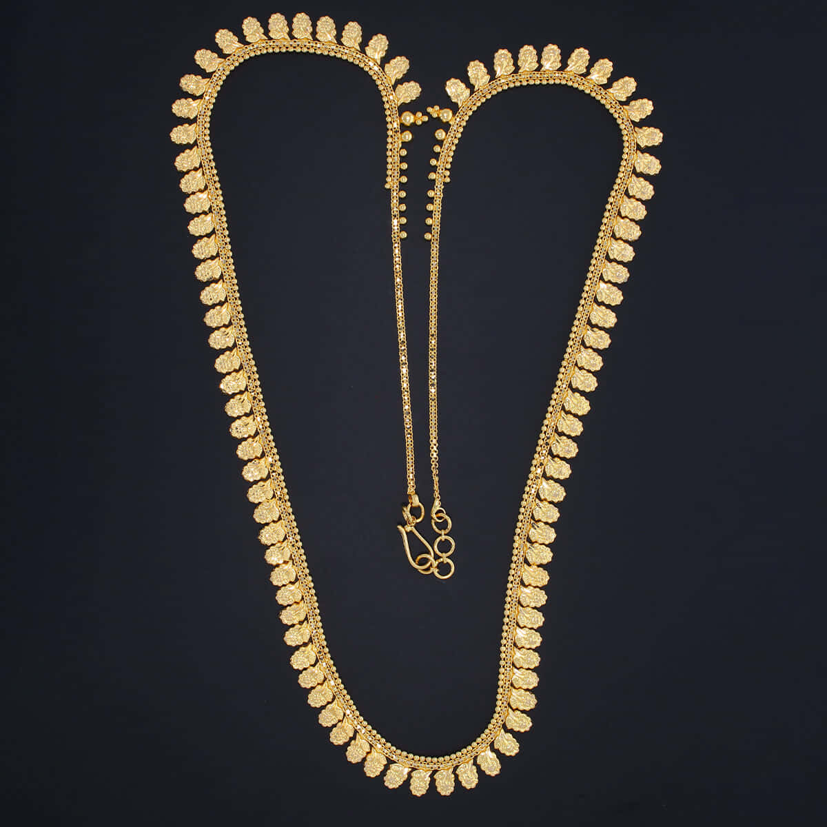 Accessorize In Style With This Gold Chain Wallpaper