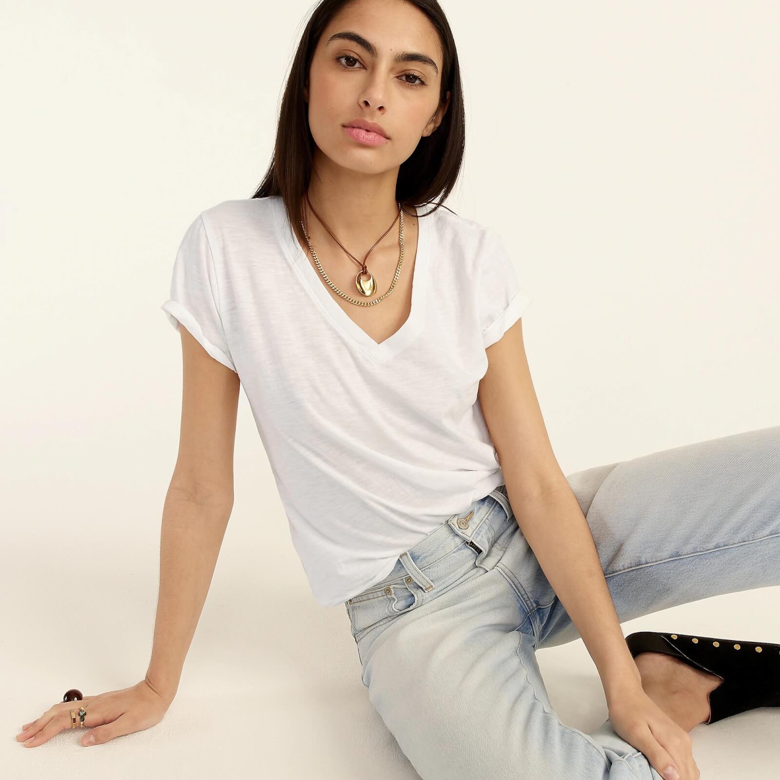 Style A White T Wallpaper