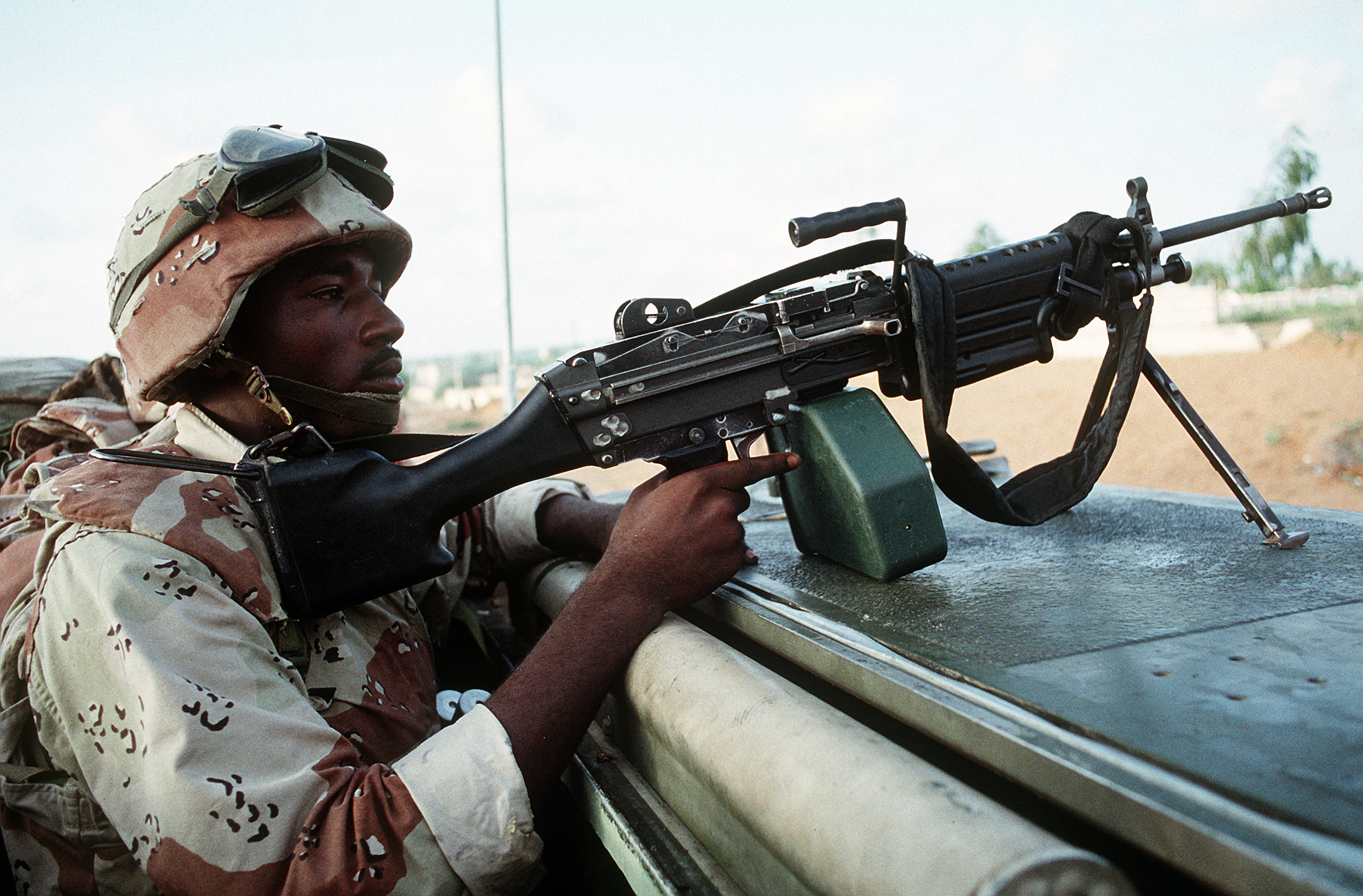 M249 SAW machine weapon gun military soldier r wallpaper 2800x1840