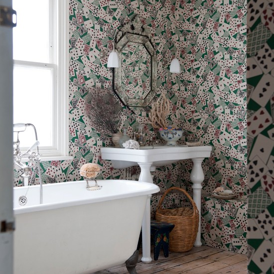 Bathroom with card patterned wallpaper Unusual bathroom decorating 550x550