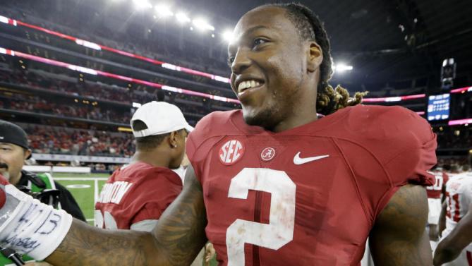 Alabama Running Back Derrick Henry Greets Wisconsin Players After