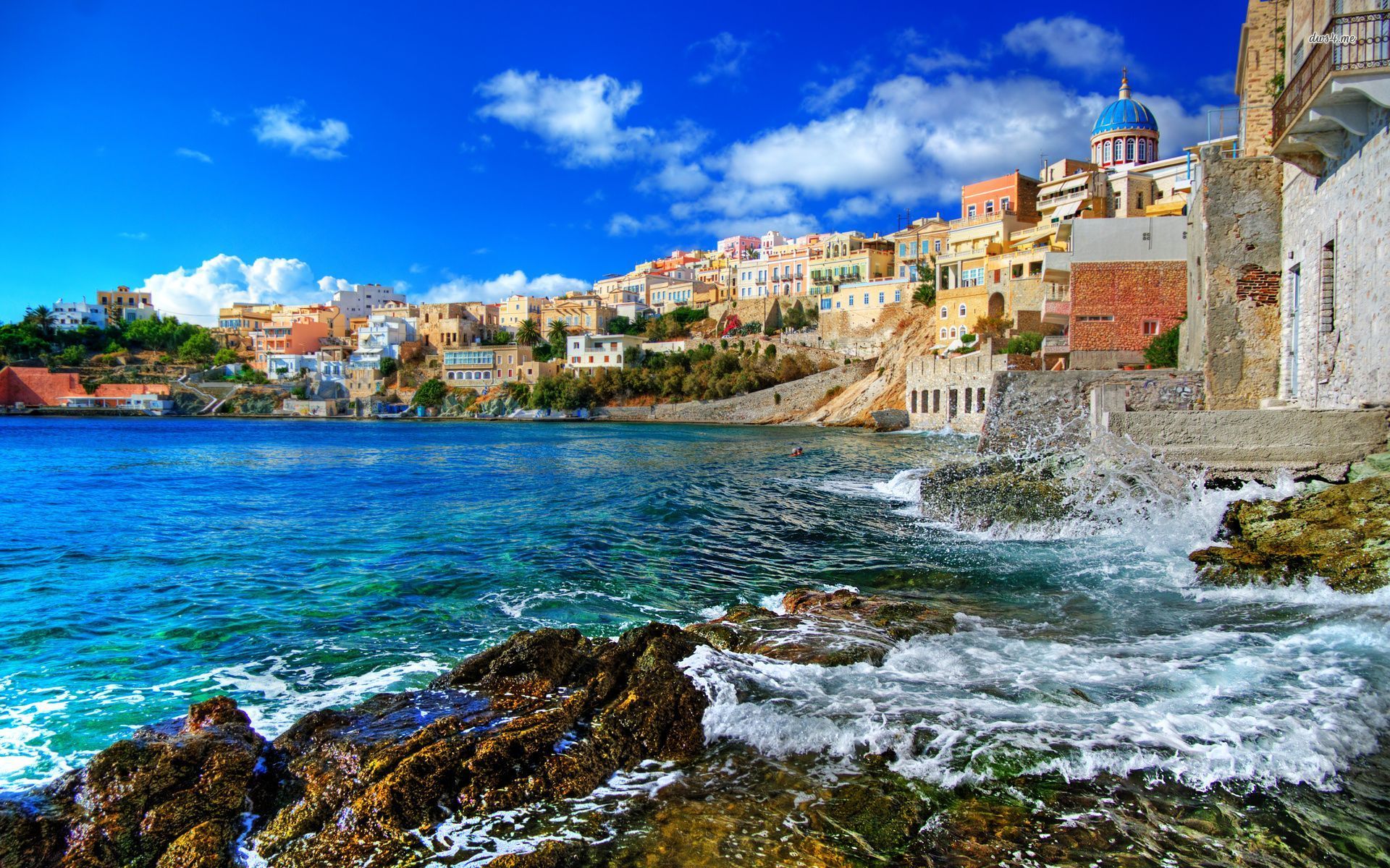 Hình nền bãi biển Hy Lạp sẽ khiến bạn chìm đắm trong vẻ đẹp thiên nhiên hoang sơ và một màu xanh rực rỡ. Chỉ cần ba giây để ngắm nhìn bức tranh tuyệt đẹp này trên màn hình của bạn, bạn sẽ cảm thấy như đang ở thật sự trên bờ biển Hy Lạp.