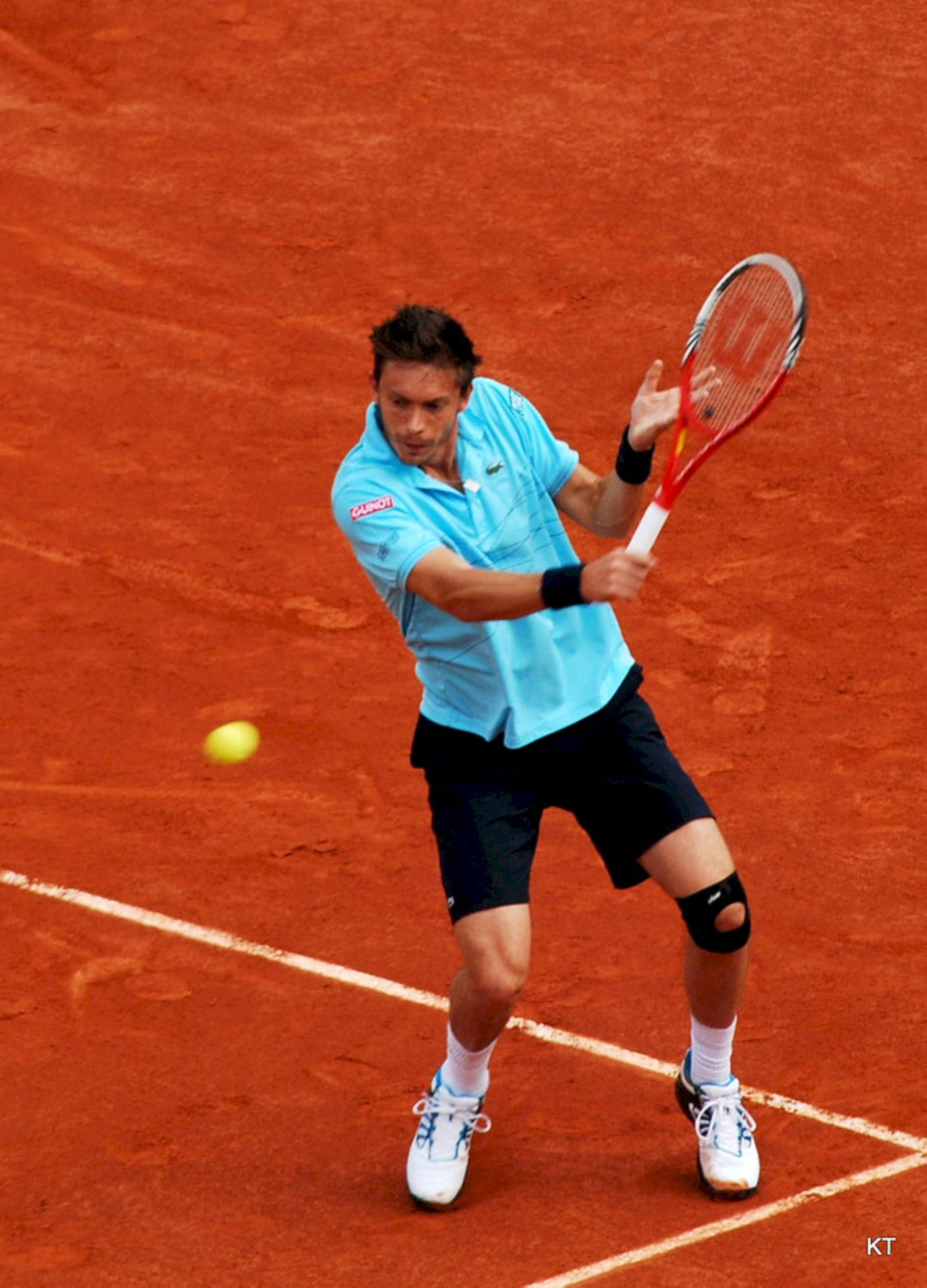 Tennis Champion Nicolas Mahut Exhibit Superior Skills On Wallpaper