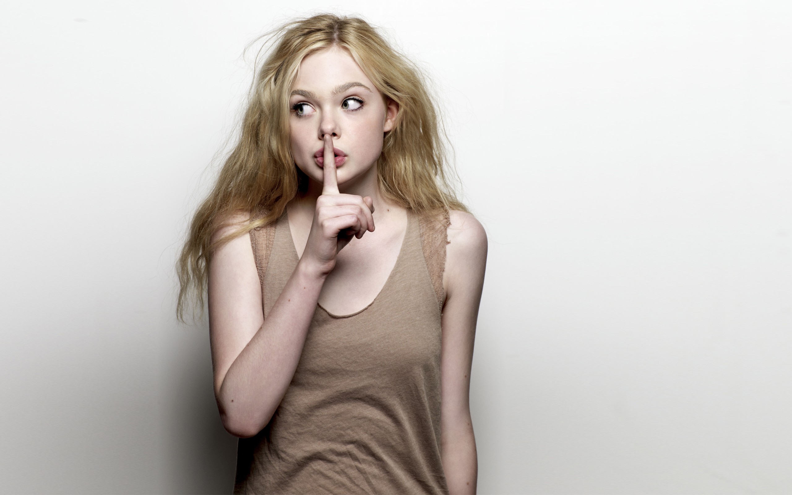 Elle Fanning Wallpaper Collection For