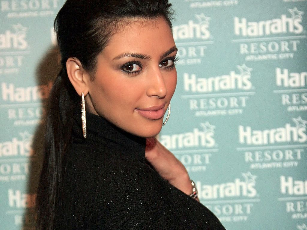 Kim Kardashian Cute Image Wallpaper HD