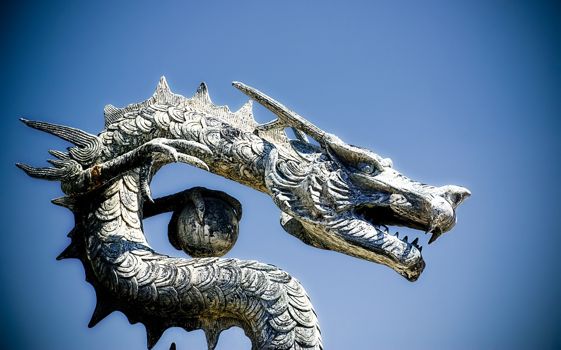 Chinese dragon statue against a blue sky Spain HD Wallpapers