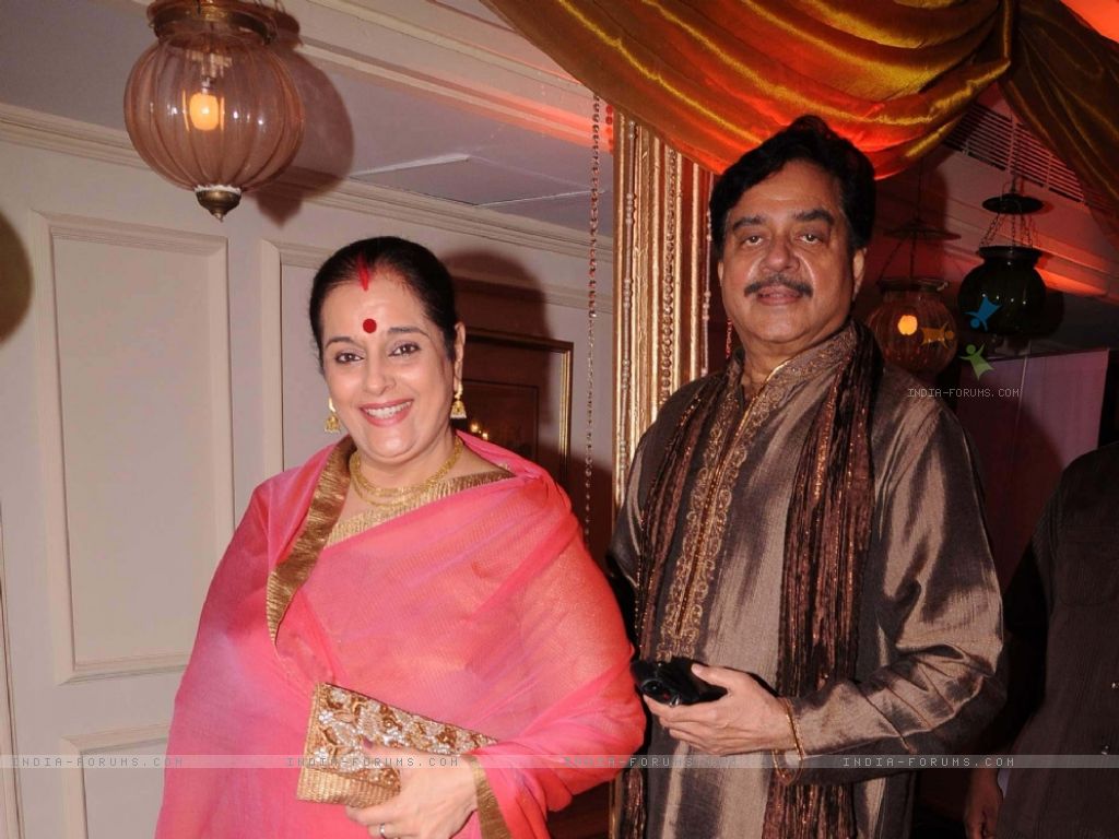 With His Wife At Ghazal Festival Khazana Day Trident Wallpaper