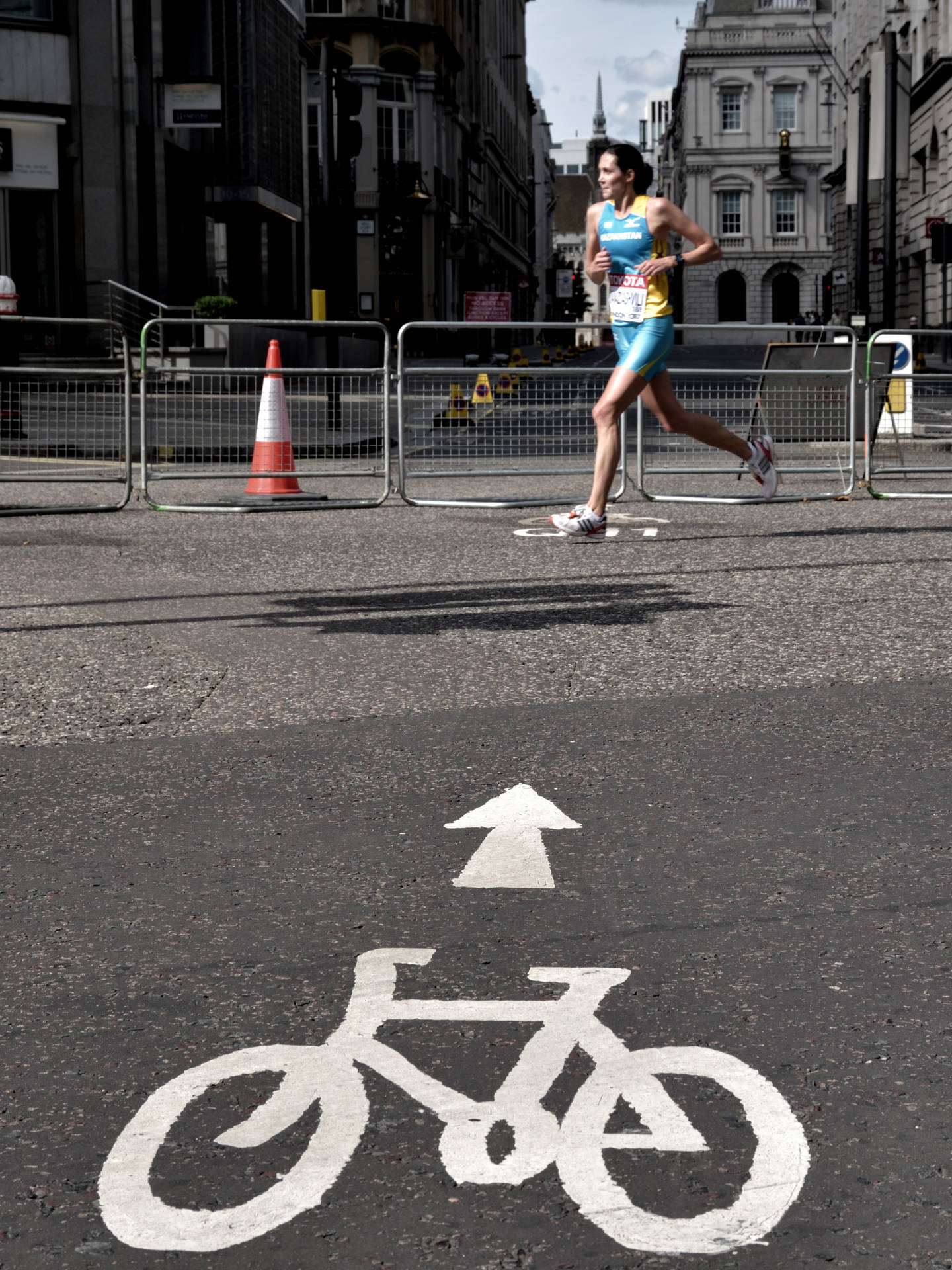 Runner On Grey Concrete Road Jgji6c0kriporfx3 Wallpaper