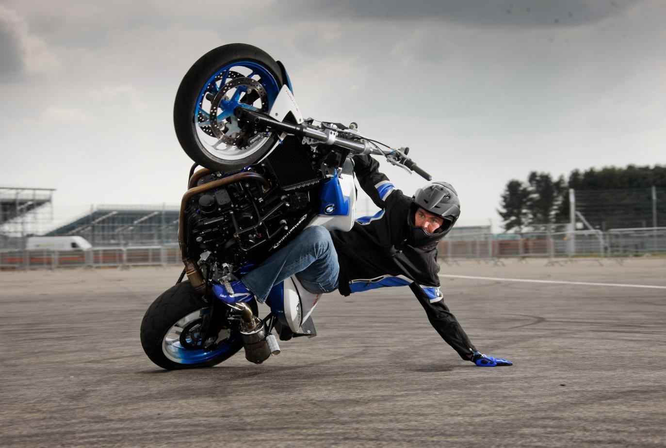 Pics Photos Wallpaper Stunt Yamaha Bike Top