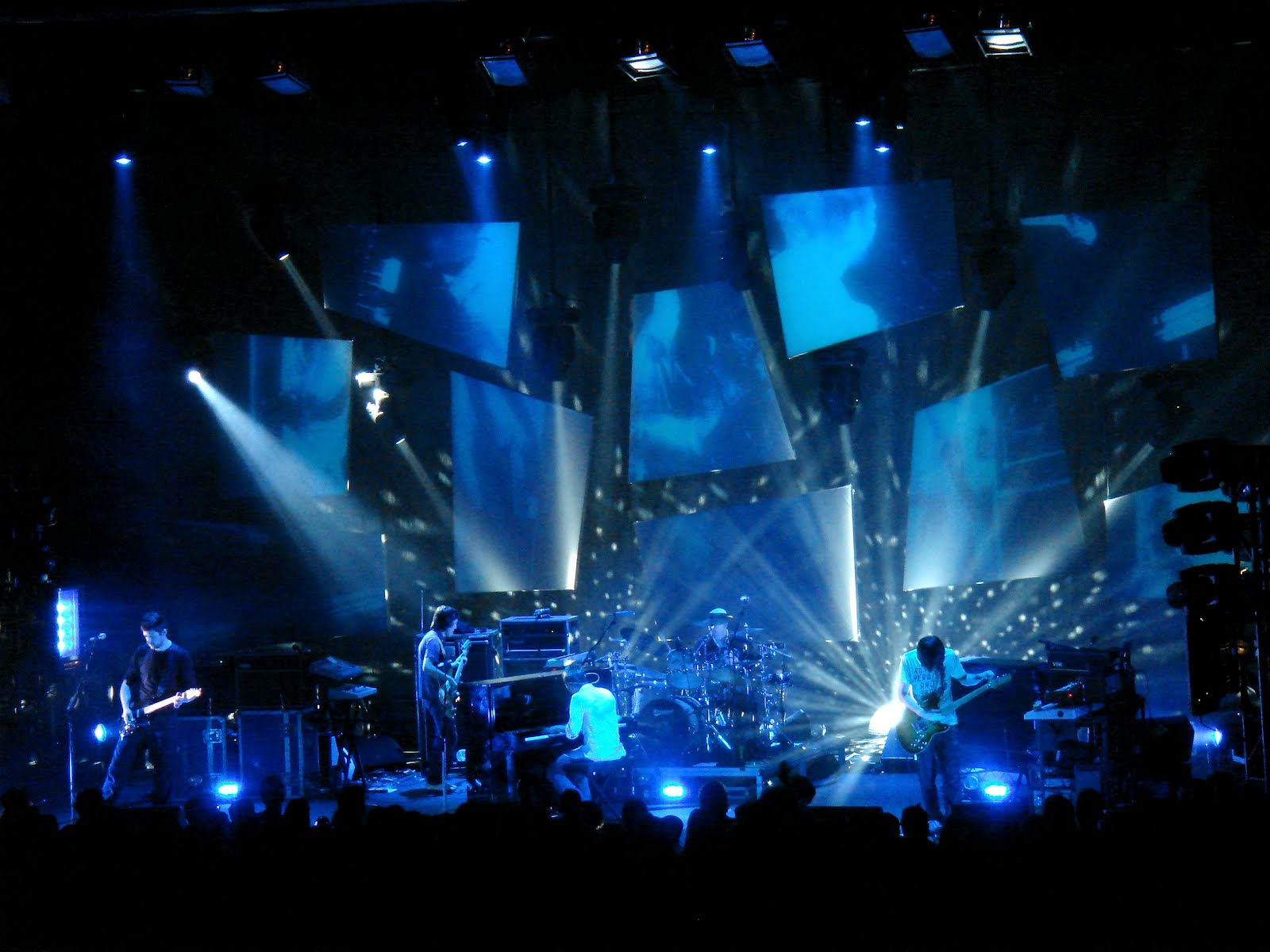 Concert Highlights Radiohead Cast Center