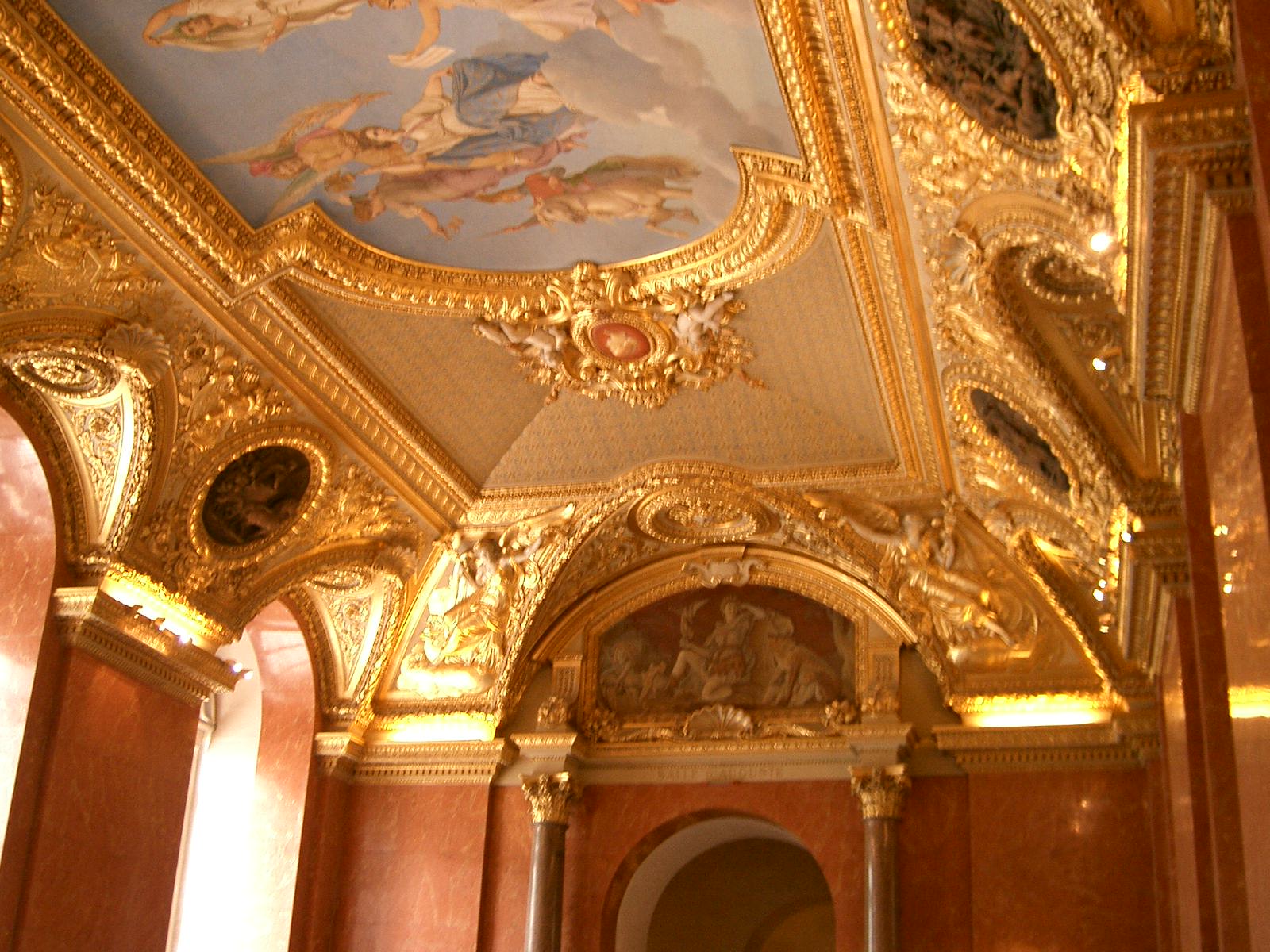 File Inside The Musee De Louvre Jpg Wikimedia Mons