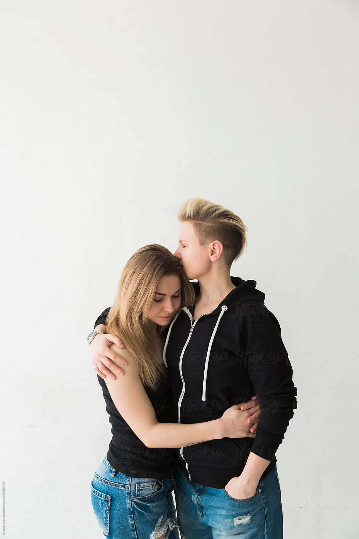 Mujeres Lesbianas Sharing A Sweet Hug 1lflxb1f8n97r5g8 Wallpaper
