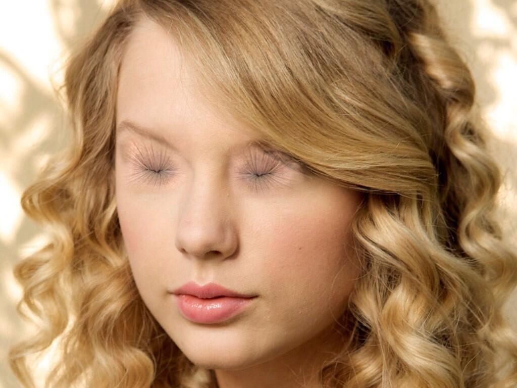 Taylor Swift With Butthole Eyes