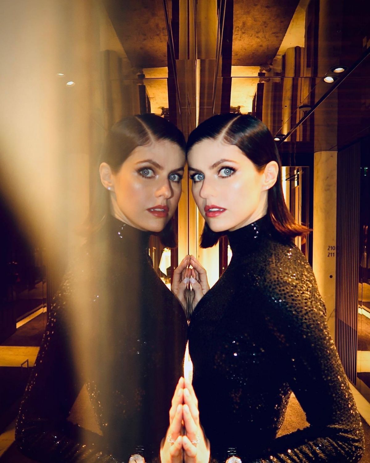 Alexandra Daddario At A Photoshoot October Wallpaper