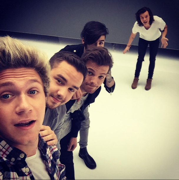Niall Horan Posts One Direction Selfie Pic What Is Harry Styles Doing