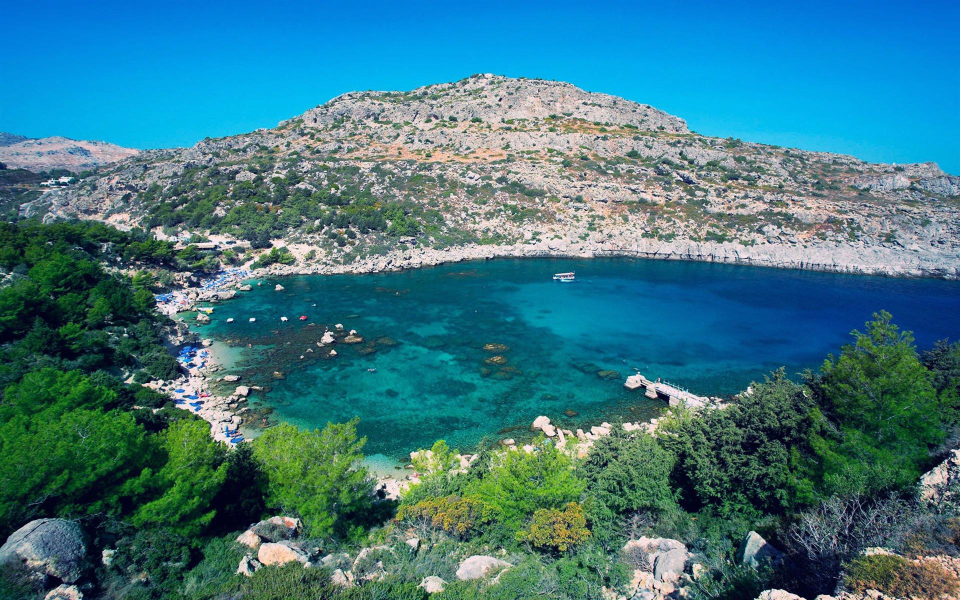 Khám phá vẻ đẹp của vịnh Quinn của hòn đảo Rhodes ở Hy Lạp thông qua bức ảnh cực kỳ đẹp này. Khung cảnh nơi đây sẽ khiến bạn cảm thấy như mình đang có mặt tại đó ngay lập tức, với bầu trời xanh, nước biển trong veo và vách đá hoang sơ.