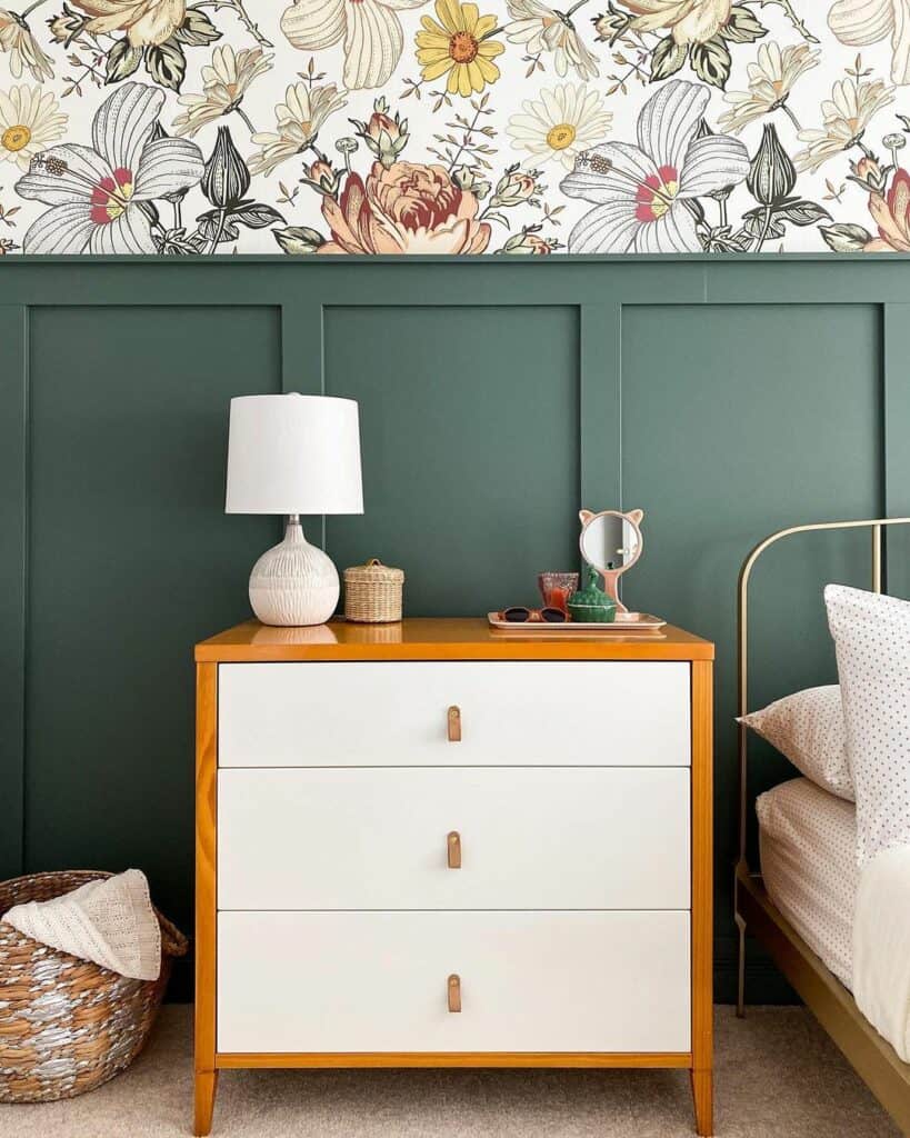 Gorgeous Floral Wallpaper In Bedroom