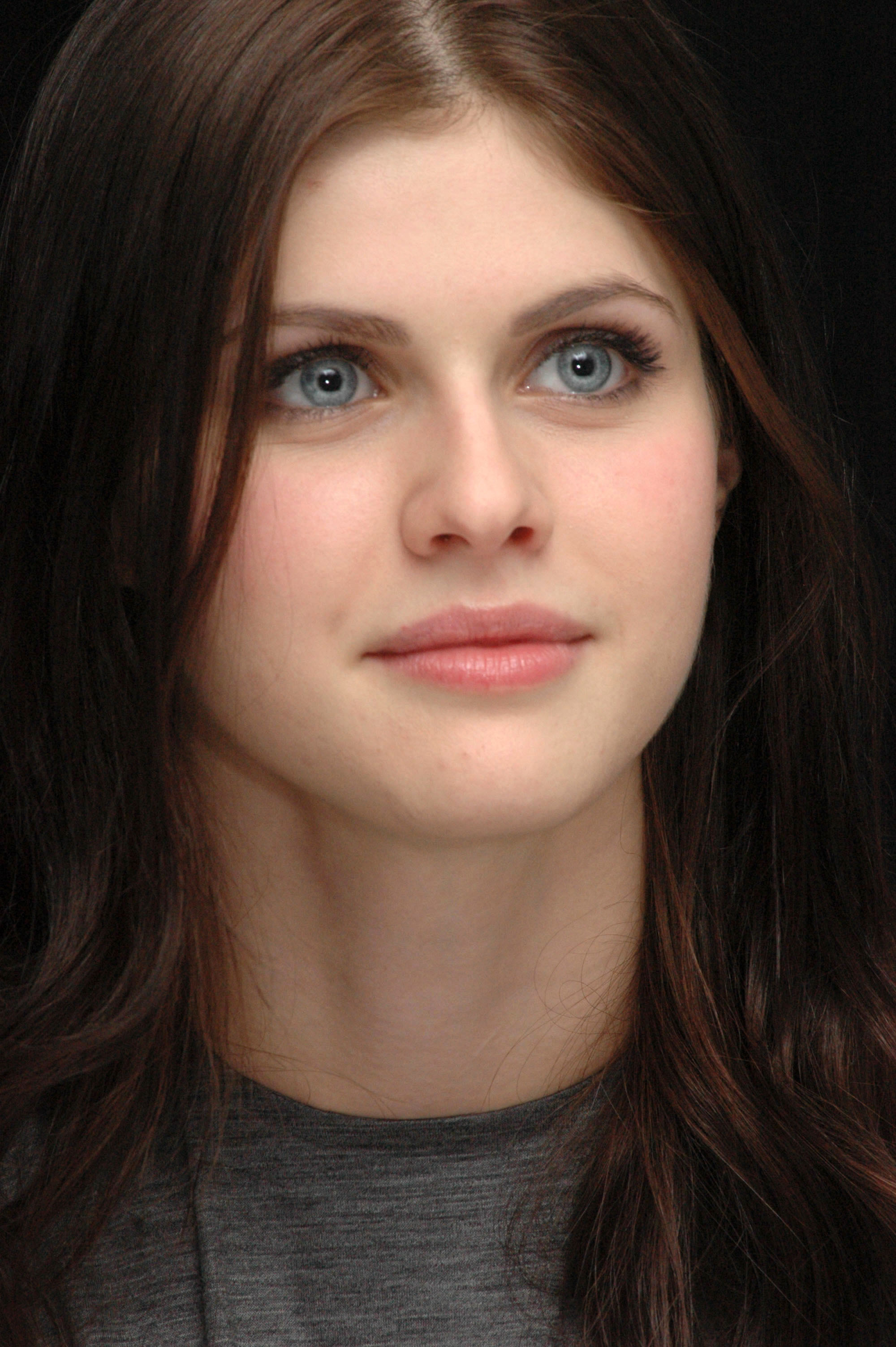 Alexandra Daddario HD Wallpaper1 Wallpaper