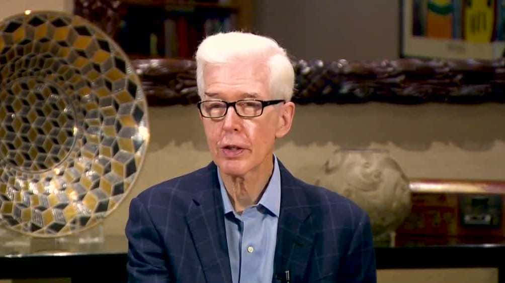 Caption Former Governor Gray Davis In A Pensive Moment 7bf6ipixkkqb56od Wallpaper