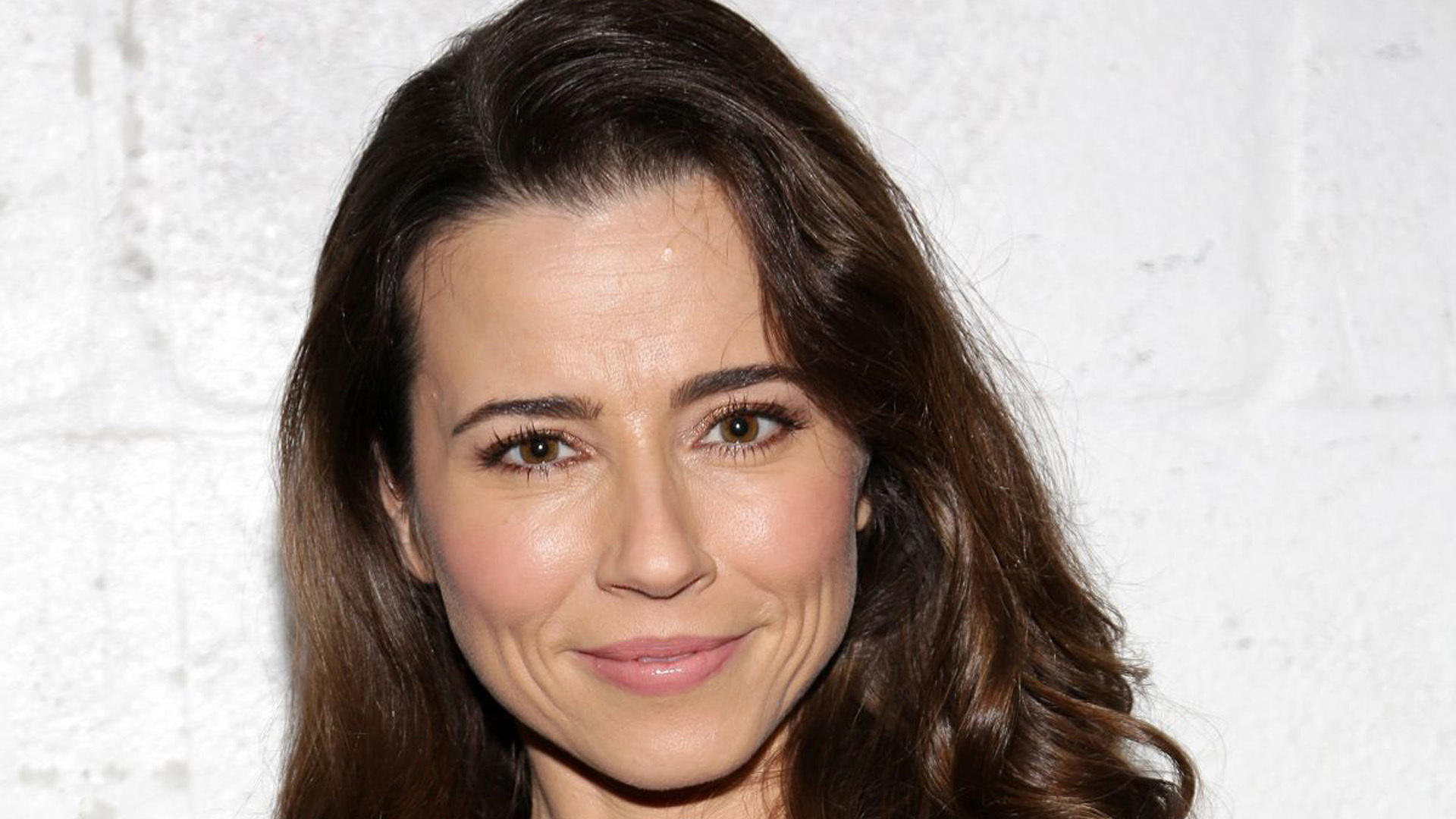 Linda Cardellini Wallpaper Image Photos Pictures Background
