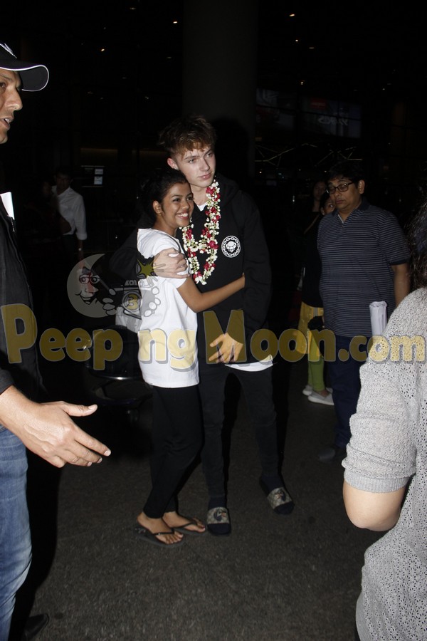 Ajay Kajol Head To Singapore Athiya And Hrvy Papped At