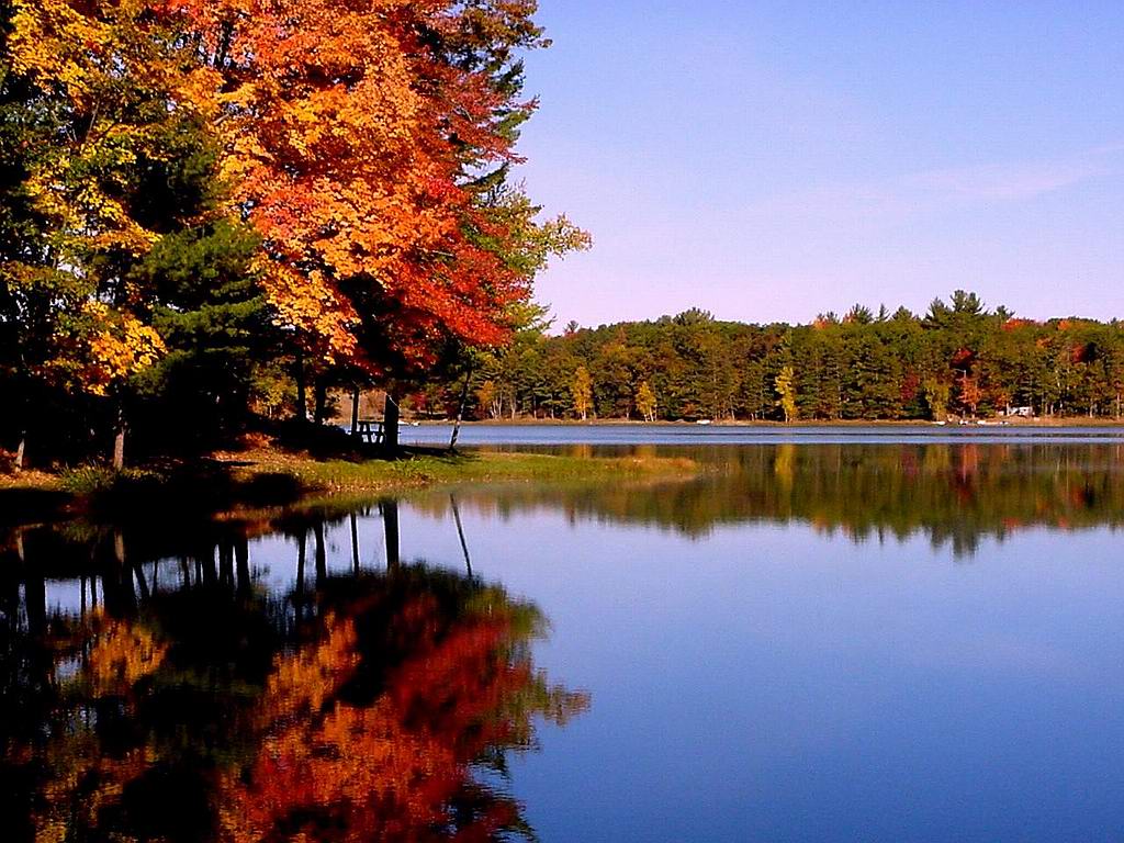 Autumn Lake Scene Desktop Wallpaper