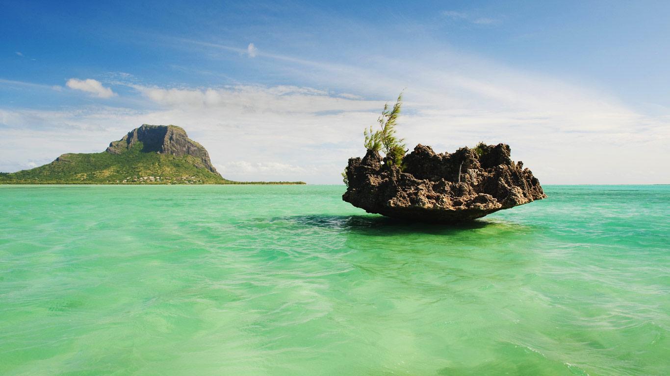 Bing Images   Mauritius Lagoon   Le Morne Brabant depuis lle aux 1366x768