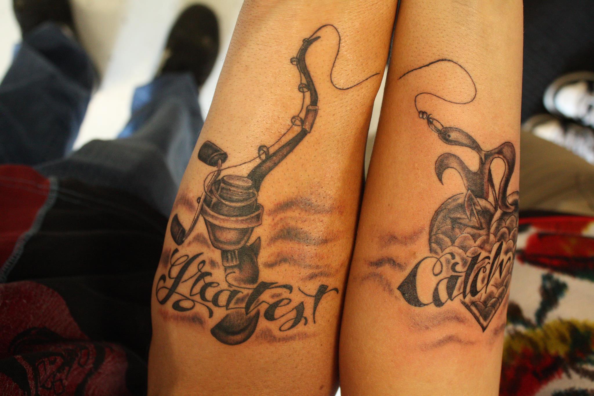 tinte tattoo manner haken fisch designs  Hook tattoos Fishing hook tattoo  Tattoos