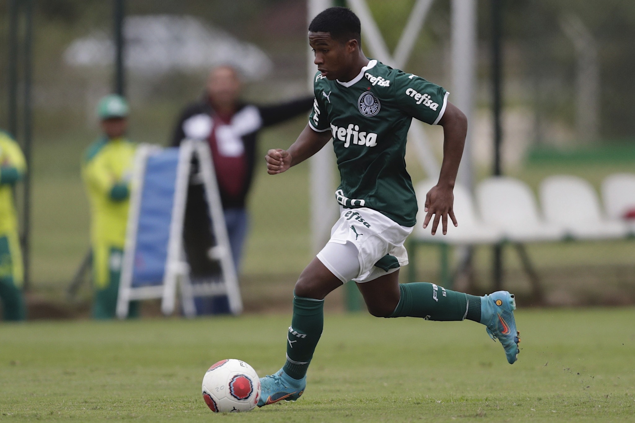 Endrick Felipe dribbling the ball during a soccer match