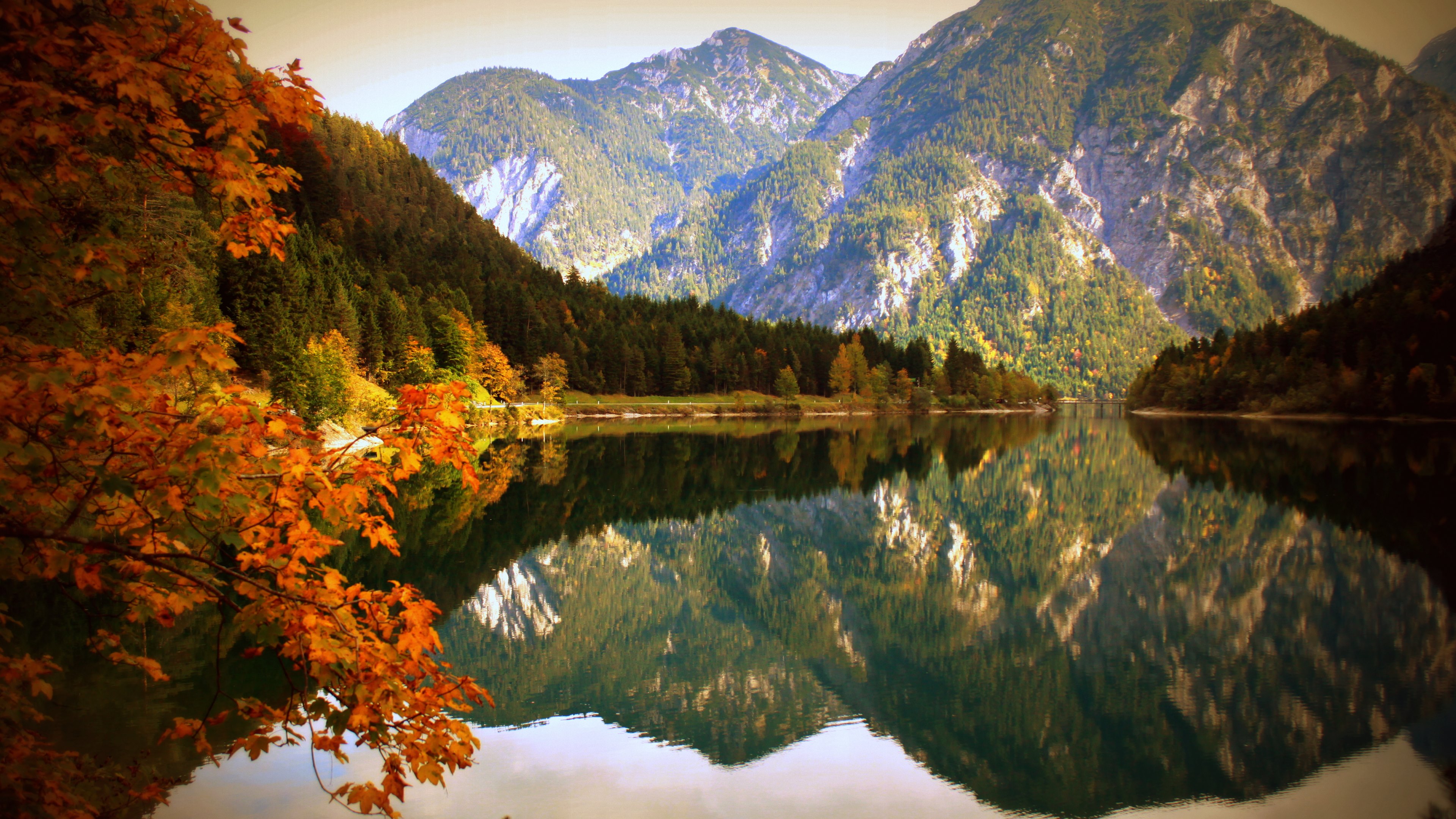 Nature Lake And Mountains In Autumn Wallpaper