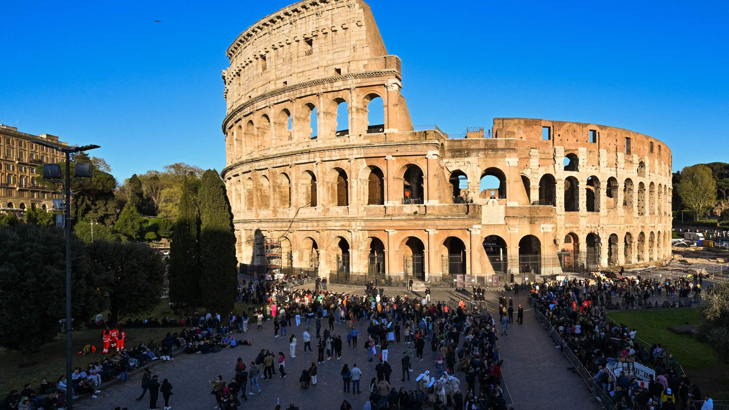 Tourist Filmed Vandalizing Rome S Colosseum Officials Vow To Find