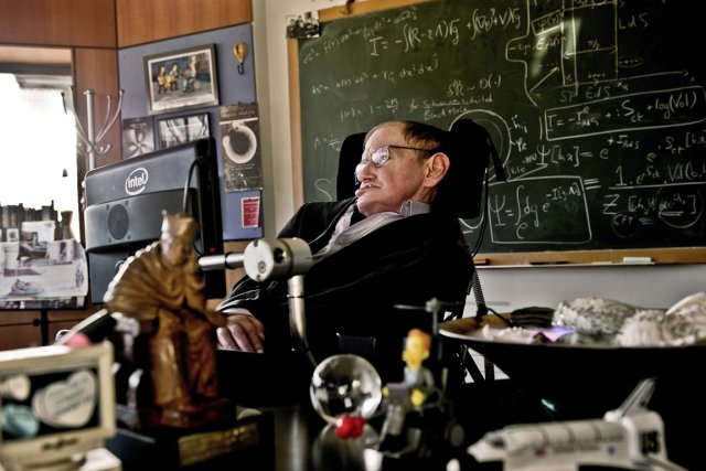 L Astrophysicien Stephen Hawking D Fie La Science Sciences