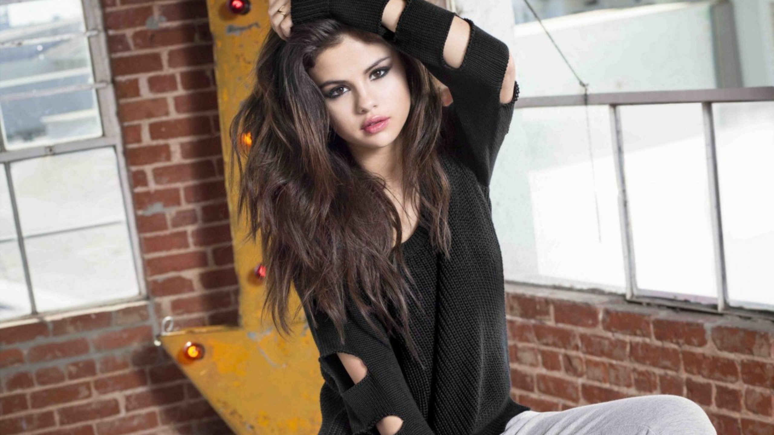 Selena Gomez HD Wallpaper Downlaod Happy