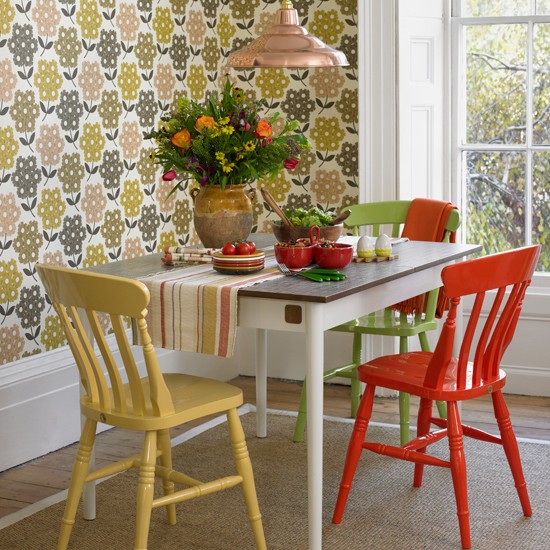 Dining room with retro print wallpaper Country decorating ideas 550x550
