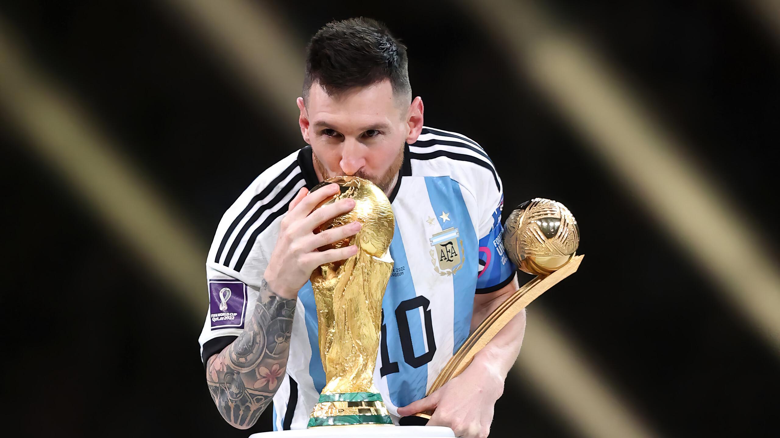 Lionel Messi Trophy Kiss FIFA World Cup 2022 4K Wallpaper iPhone