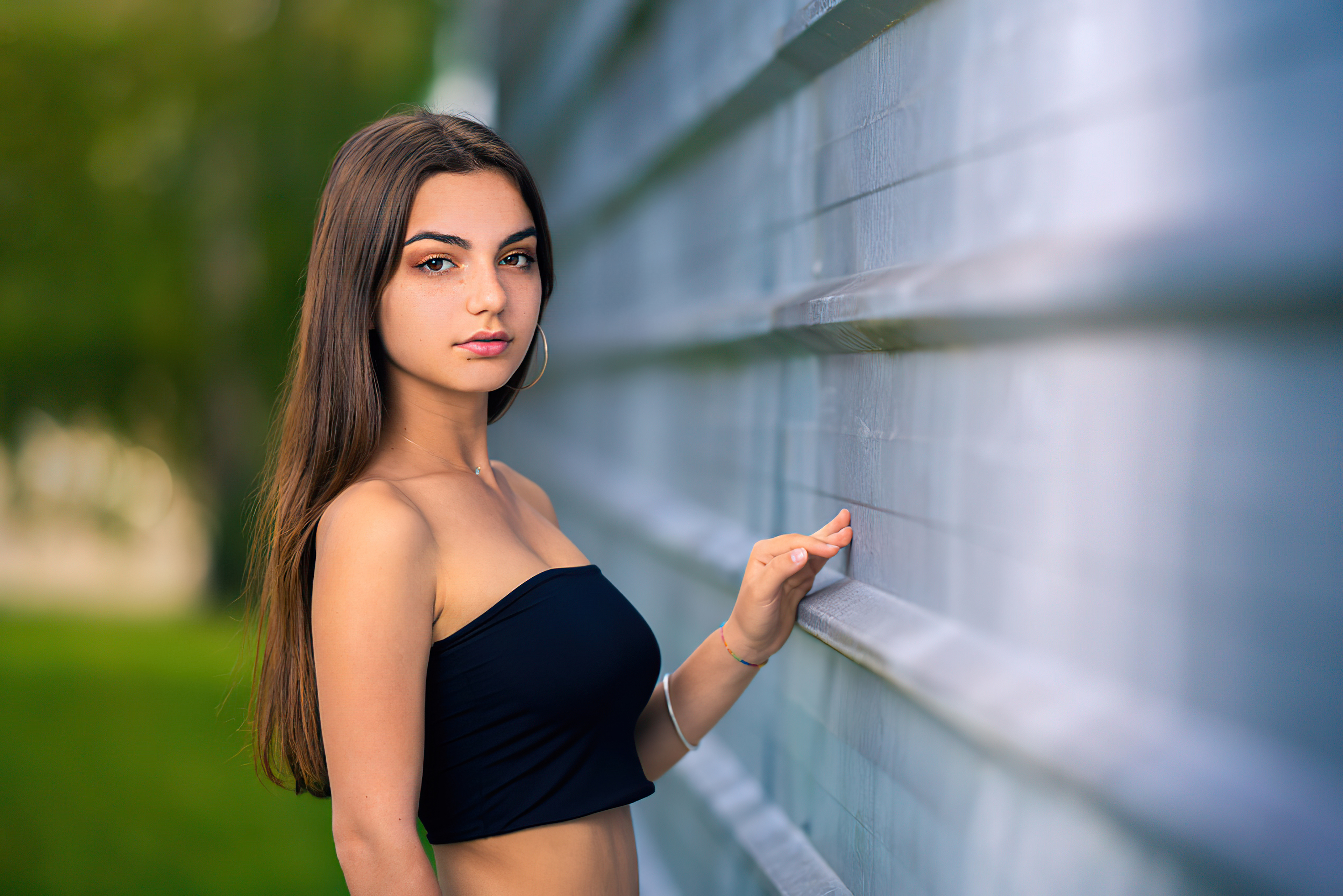 Girl Posing Wall Wallpaper HD Girls 4k Image Photos And Picture