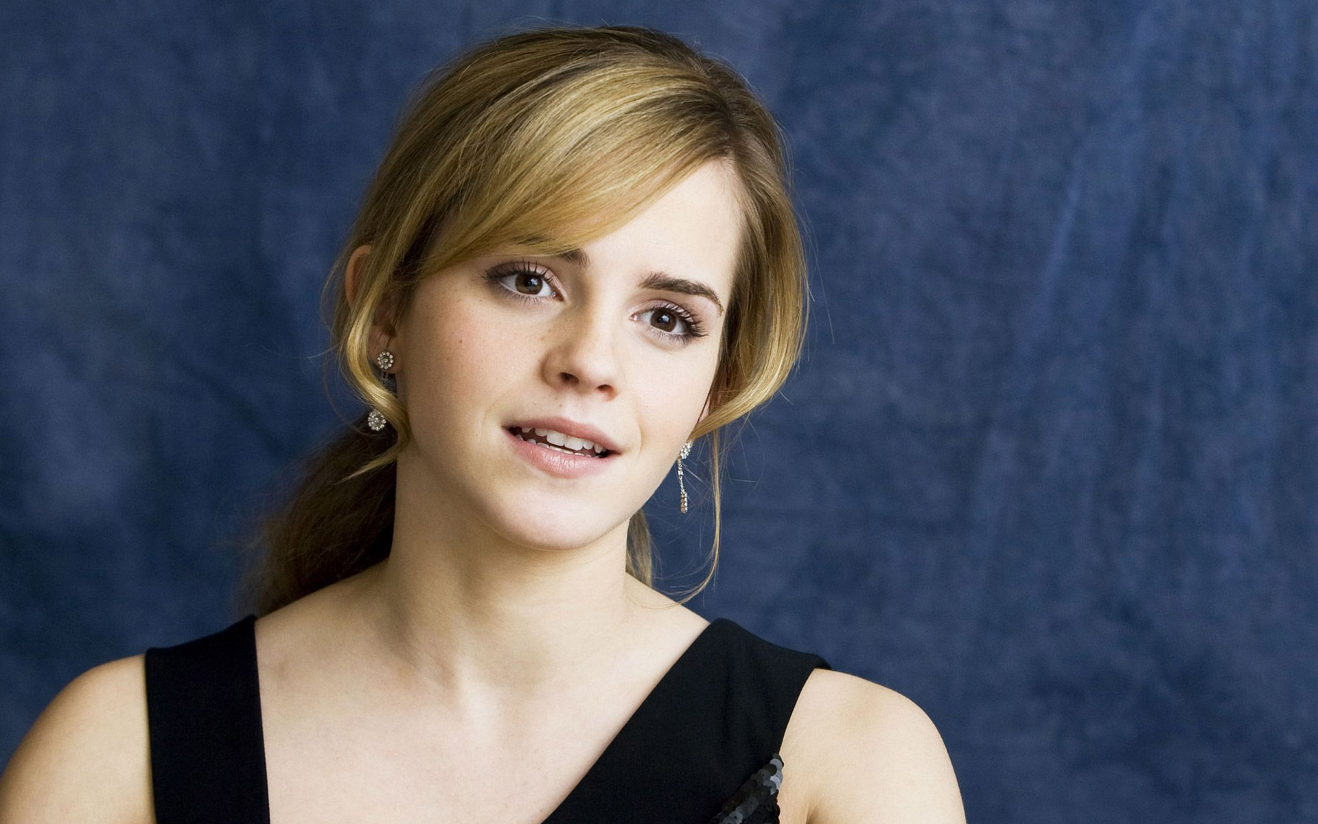 Emma Watson At Tale Of Despereaux Wide Screen Wallpaper HD