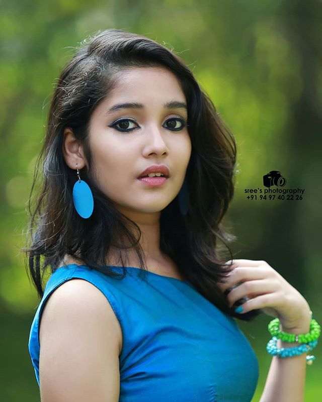 Child Actress Anikha Surendran Photoshoot Stills Full HD