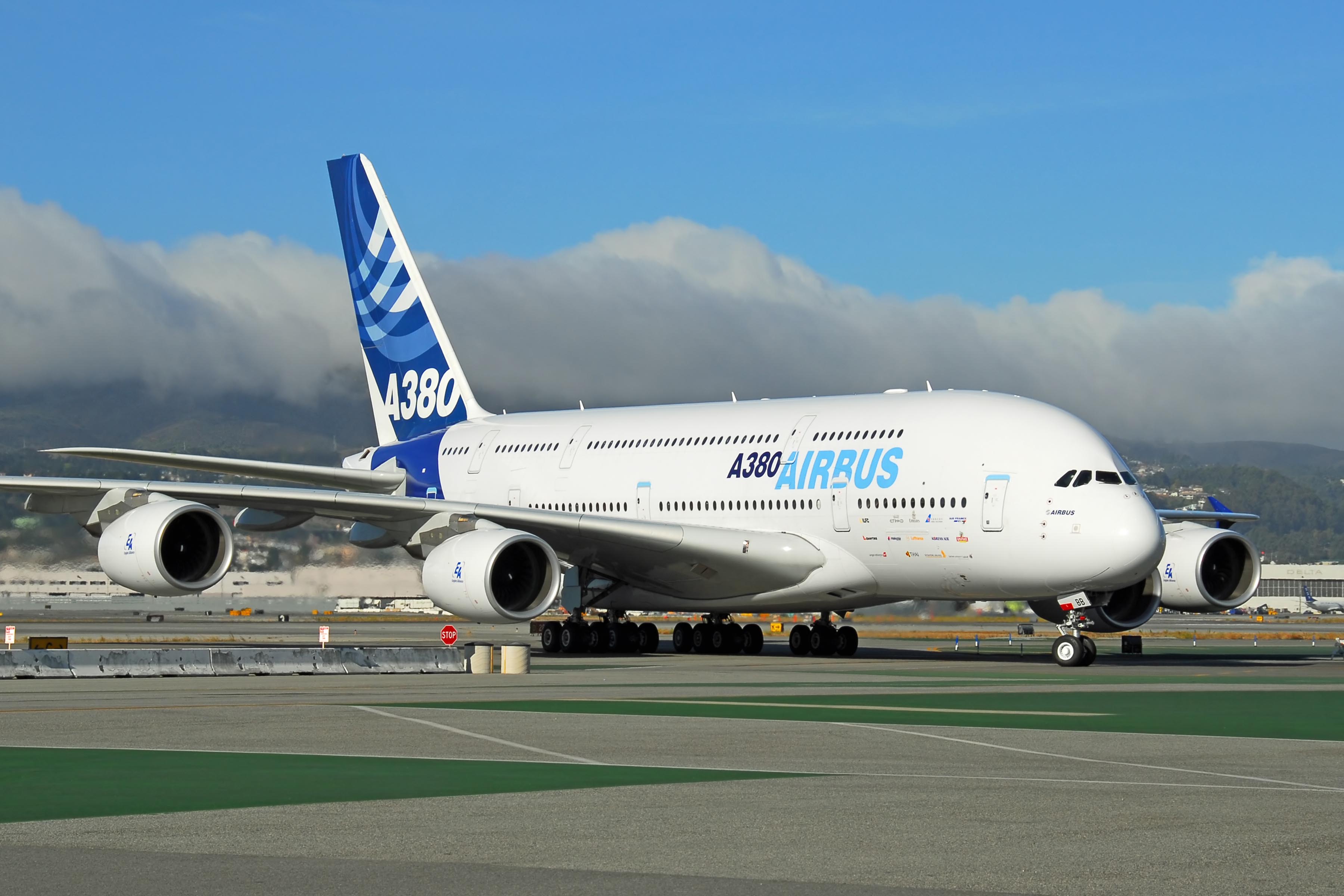 A380 Airplane Flugzeug Passagier Maschine Rollfeld Landing