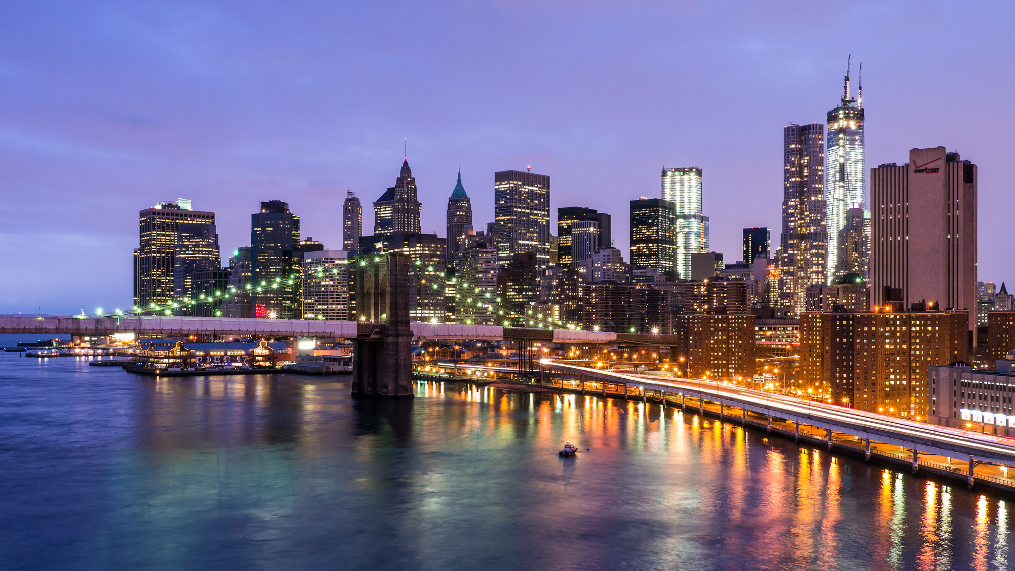 Nền desktop ở New York City sẽ khiến bạn phấn khích và tò mò về thành phố này như thế nào. Hình ảnh được chuyển tải trong một toàn cảnh rực rỡ với đủ sắc màu và chi tiết nhất định. Hãy khám phá bức ảnh này để bắt đầu hành trình khám phá huyền thoại New York City.