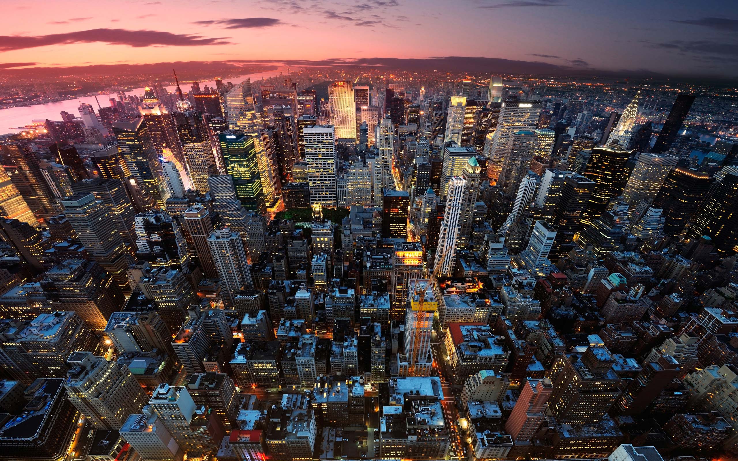 Khám phá thành phố đông đúc nhộn nhịp của New York City một cách đầy chân thật trên màn hình điện thoại của bạn với bộ sưu tập hình nền 4K New York Wallpaper. Chúng tôi đảm bảo rằng bạn sẽ được chiêm ngưỡng những ánh sáng, những con phố, và những tòa nhà đưa mắt nhìn vào.