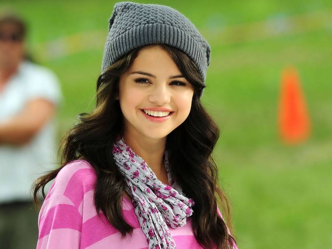 Cute Selena Gomez Portrait HD Wallpaper Of Celebrities
