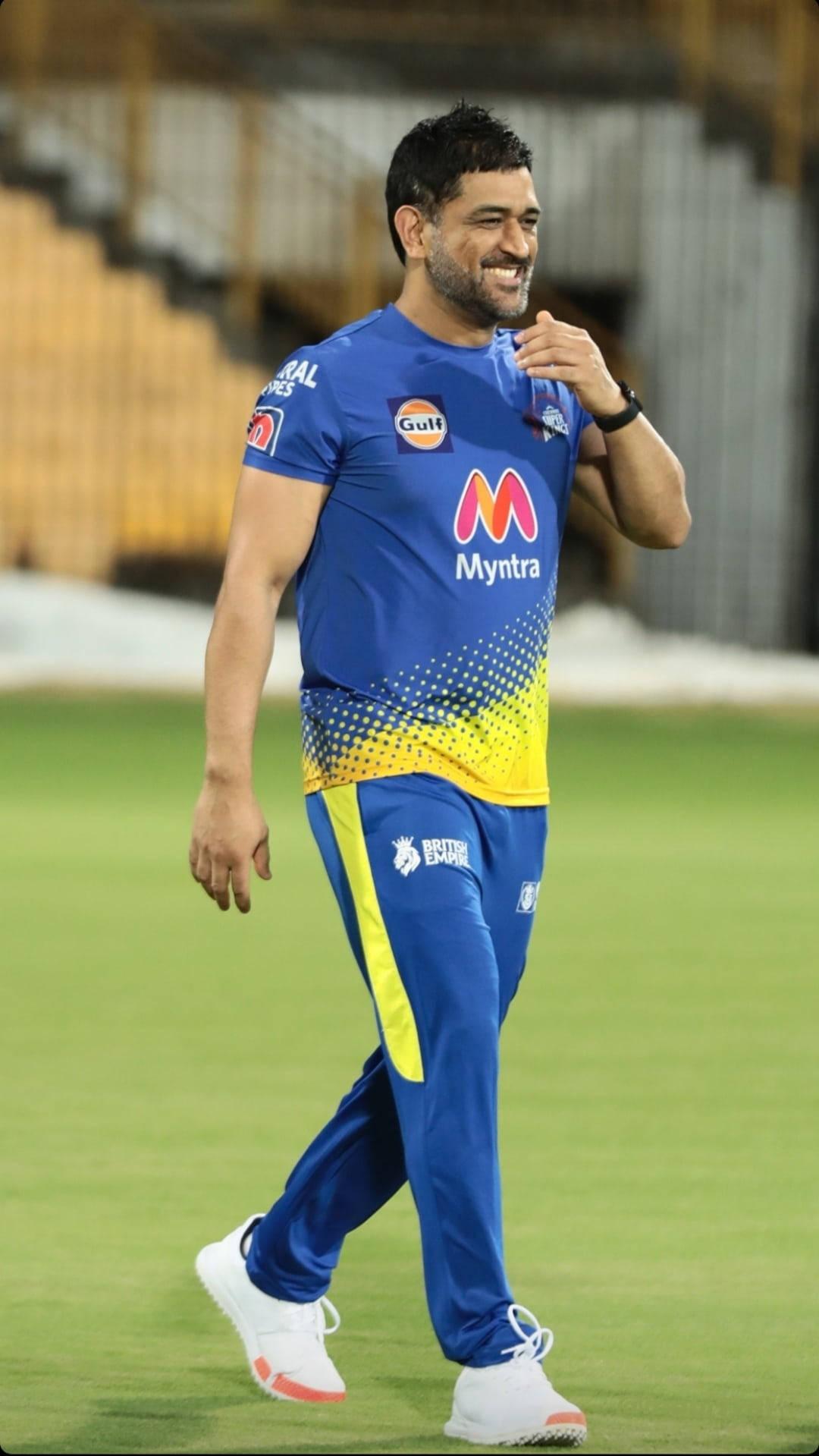 Ipl Ms Dhoni Grinning Wallpaper