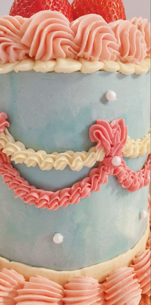 Kitsch Buttercream Cake Wallpaper